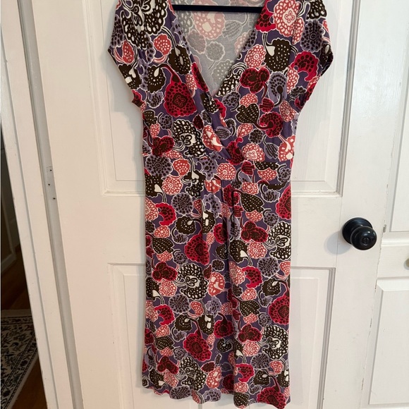 Boden Stretchy Floral V-Neck Dress - Picture 5 of 12